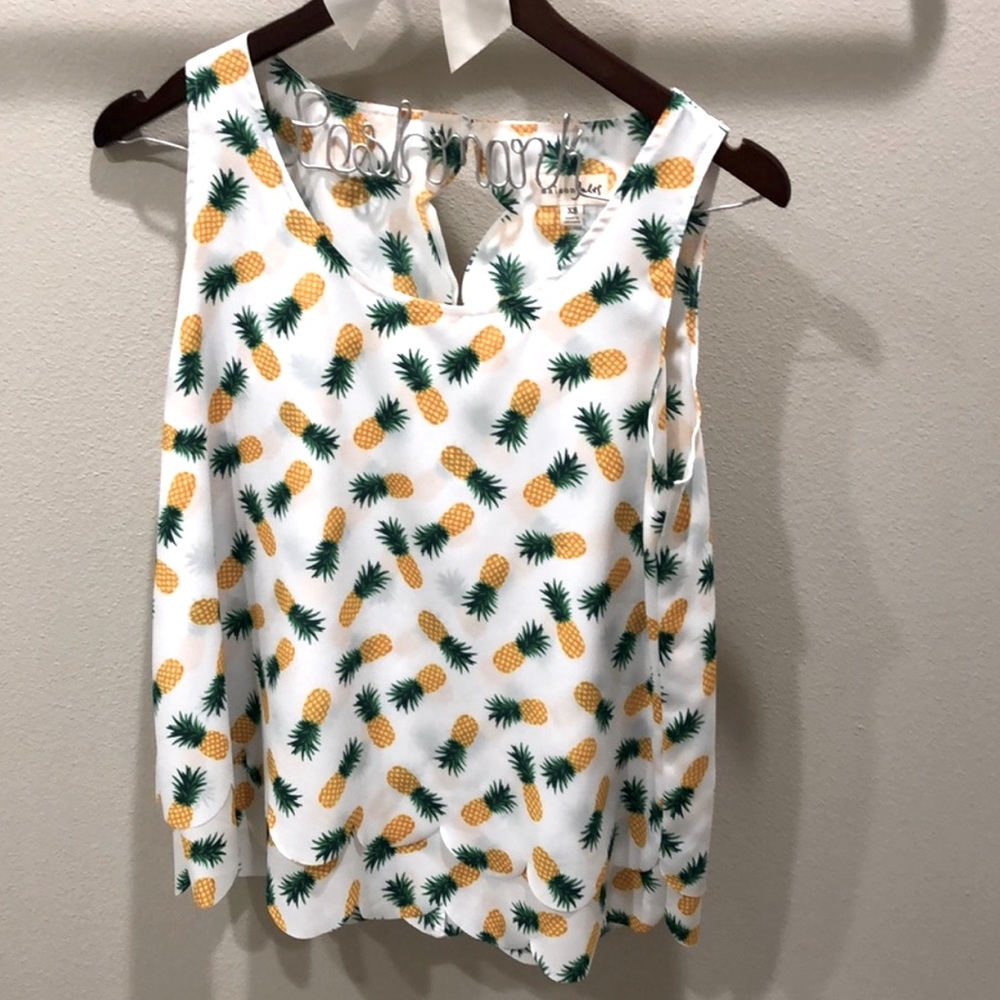 Like New Sleeveless Top with Scallop Rim